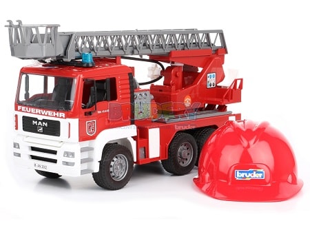 wóz strażacki z czerwonym kaskiem